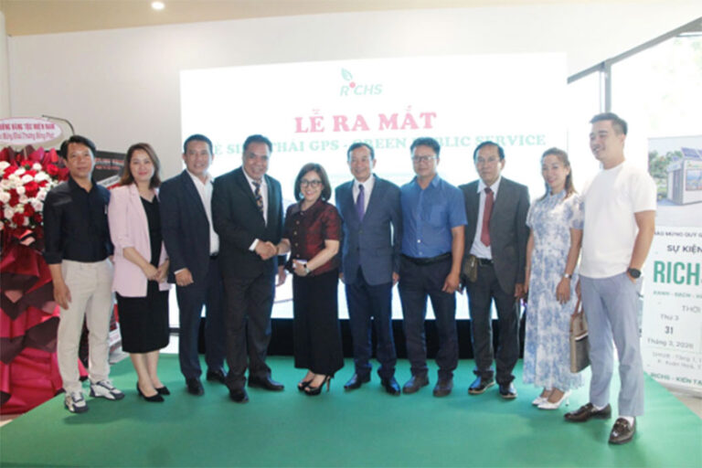 Ban lãnh đạo Công ty Cổ phần Richs chụp ảnh lưu niệm cùng Ban Giám đốc SIHUB