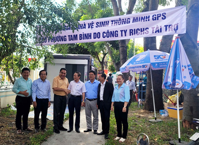Đại diện của Phường Tam Bình, TP. HCM Ông Đặng Văn Châu và các lãnh đạo Công ty CP RICHS